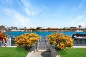 Spacious Holiday Unit on Canal at Banksia Beach